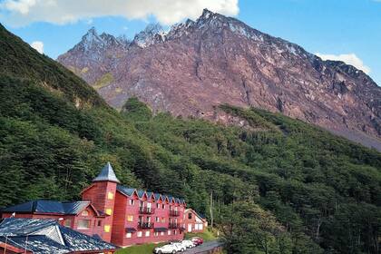 Este hotel está ubicado justo entre Ushuaia y el cerro Castor, otorgando la vista más austral de la Cordillera de los Andes