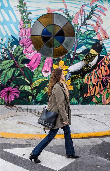 Este increíble mural es la fachada de El pollo Gómez, uno de los bares escondidos del barrio