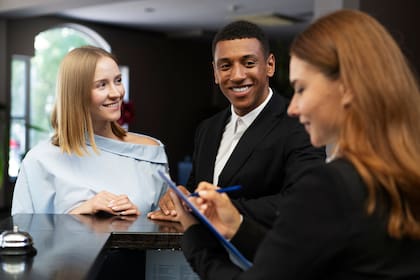 Este incremento beneficia a trabajadores como meseros, empleados de hotel y atención al cliente