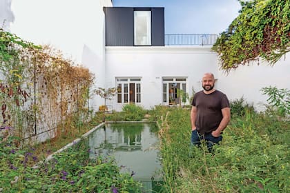 "Este jardín silvestre planeó con especies autóctonas que se adaptaron naturalmente, requieren muy poco mantenimiento y riego. El conjunto se completa con un limonero, una huerta orgánica y una malla metálica sobre la medianera donde se plantaron zapallos", señala Montaldo.