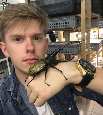 Este joven alemán convive con 600 bichos y se convirtió en un fenómeno de las redes sociales.