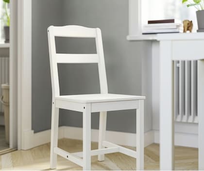 Este juego de comedor es para dos personas y resulta cómodo y duradero (Ikea)