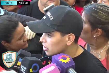 Este jueves 8 de octubre Thiago Medina recibió el alta y una multitud lo esperó afuera del hospital (Foto: Captura de TV / América)