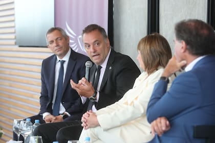 Este jueves, el jefe de Gabinete, Manuel Adorni, participó de un conversatorio sobre la reforma laboral junto a Patricia Bullrich (que lleva las conversaciones en la Cámara alta), el senador libertario Guillermo Montenegro y el analista económico Claudio Zuchovicki