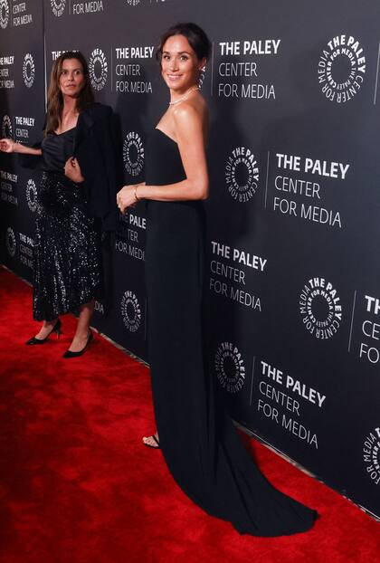 Este jueves, Meghan Markle acaparó todas las miradas en la Gala de Otoño Paley Honors 2024 en Beverly Hills para apoyar a su amigo Tyler Perry. Para la ocasión, la duquesa de Sussex lució un vestido strapless negro de Oscar de la Renta con escote en forma de corazón y tajo hasta la rodilla, que combinó con un collar de 18 quilates con diamantes de Logan Hollowell en oro blanco valuado en 36 mil dólares. Pese a su buen talante, la ausencia del príncipe Harry en el evento volvió a despertar rumores de crisis y separación