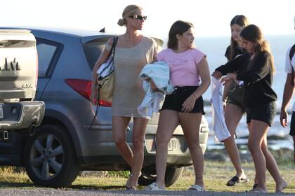 Este jueves, Nicole disfrut de un apacible da de playa junto a Urcera y sus dos hijas menores