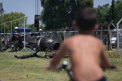 Este jueves, retiraban los restos del avión que se estrelló en San Fernando