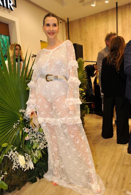 Este jueves, un conocido shopping porteño organizó dos desfiles con sus marcas más importantes y decenas de famosos aceptaron la invitación. Una de ellas fue Guillermina Valdés, que acaparó todas las miradas con un vestido blanco con transparencias