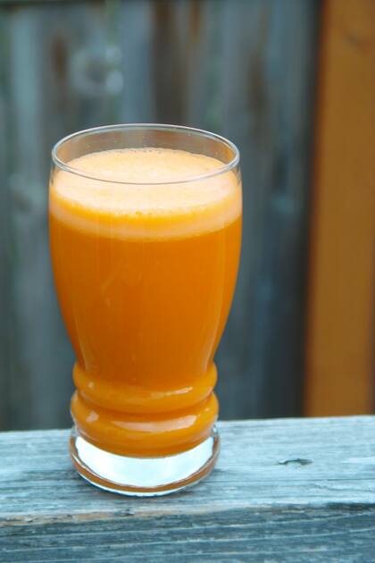 Este jugo contiene zanahoria, naranja y gelatina sin sabor