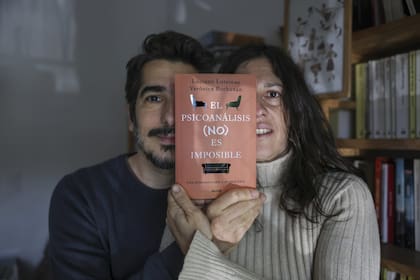 "Este libro no es igual a lo que proponen otros discursos que circulan en las redes sociales, donde redundan tips y consejos que, muchas veces, se vuelven exigencias", explican los psicoanalistas Verónica Buchanan y Luciano Lutereau