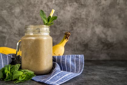 Este licuado de banana y amaranto es muy sencillo de preparar e ideal para incorporar todos los días a la dieta (Foto: Freepik)