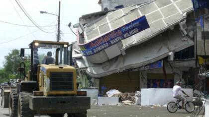 Este local comercial sufrió la caída de los pisos superiores.