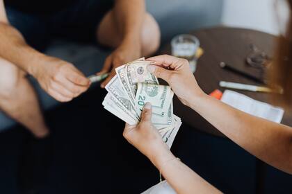 Este lunes 3 de abril, el dólar ‘solidario’ cotiza a $355,5 en el Banco Nación.