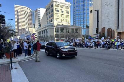 Este lunes, activistas e inmigrantes se manifestaron en Tampa contra las políticas migratorias de Donald Trump