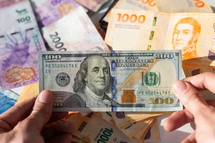 Este lunes, el dólar blue se ubica por encima de los $1000