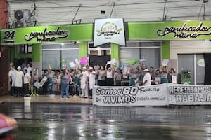 Este lunes, los empleados de la panadería Maná salieron a reclamar la reapertura y la preservación de las fuentes de trabajo.