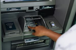 Cómo funcionan los bancos este lunes 27 de abril