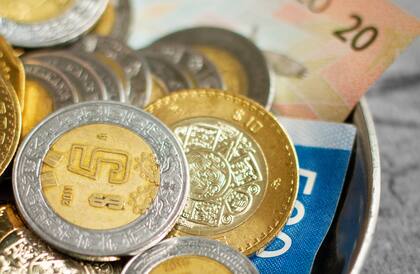 Este martes, el peso es impulsado por la caída del dólar, señala Monex