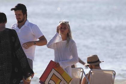 Este martes, la actriz argentina disfrutó del sol y la playa con su novio y amigos