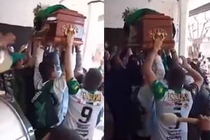 Este martes la barra brava de Nueva Chicago paseó un féretro por las instalaciones del club