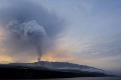 Este martes, las cascadas de lava derramadas por el volcán de La Palma llegaron hasta el océano Atlántico