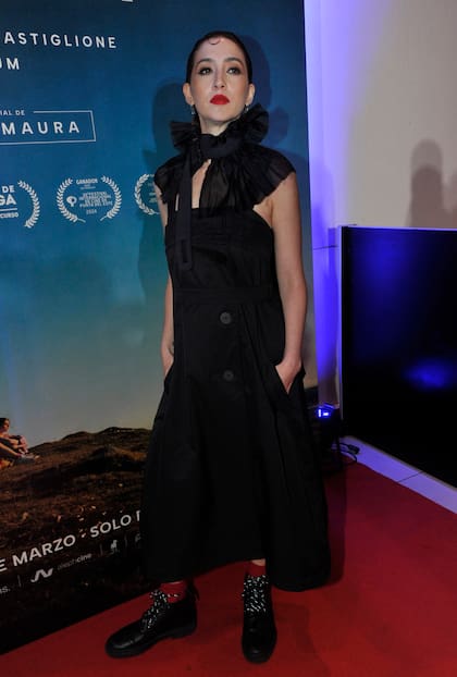 Este martes se llevó a cabo la avant premiere de Como el mar, la laureada película protagonizada por Sofía Gala Castiglione y Zoe Hochbaum, que cuenta con la participación especial de Carmen Maura; la actriz eligió para la velada un look total black