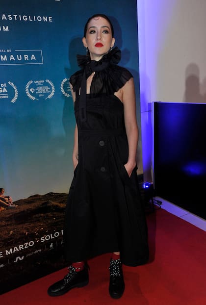 Este martes se llevó a cabo la avant premiere de Como el mar, la laureada película protagonizada por Sofía Gala Castiglione y Zoe Hochbaum, que cuenta con la participación especial de Carmen Maura; la actriz eligió para la velada un look total black