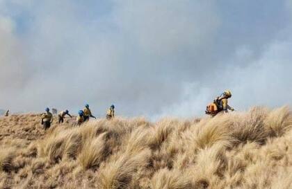 Este martes se reforzó la cantidad de efectivos para combatir el incendio