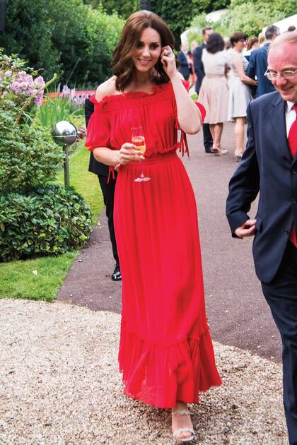 Este maxivestido off shoulder y con volados de Mc Queen lo recicló con éxito varias veces.