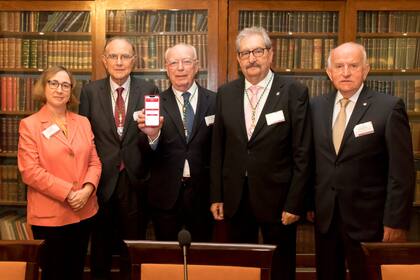 Este mediodía (hora argentina), participaron de una conferencia de prensa en Madrid (de izq a der) Cristina González, coordinadora de la Unidad de Terminología Médica de la Ranme; Antonio Campos, codirector del DPTM; Eduardo Díaz-Rubio, presidente de la Ranme; José Miguel García Sagredo, codirector del DPTM, y Germán Gamarra, presidente de Alanam