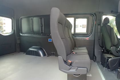 Este Mercedes-Benz Sprinter mixto tiene una segunda hilera de asientos, además de una gran caja de carga