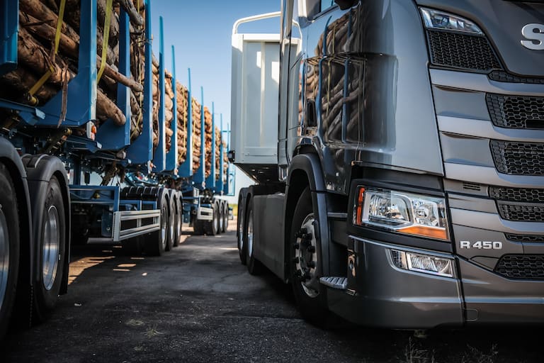 El incremento en los costos complica la tarea diaria del transporte y la logística - LA NACION