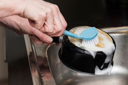 Este método ayuda a limpiar suciedad incrustada en los utensilios culinarios