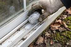 Por qué se recomienda usar papel aluminio para los rieles de las ventanas