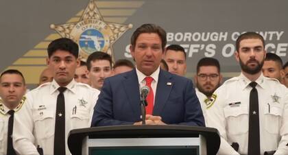Este miércoles 13 de agosto de 2025, DeSantis entregó la última ronda de bonificaciones a los agentes que prestan servicio en el condado de Hillsborough
