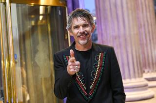 Ethan Hawke, el actor menos Marvel de Hollywood que se luce en Moon Knight y elogia a Robert Downey Jr.