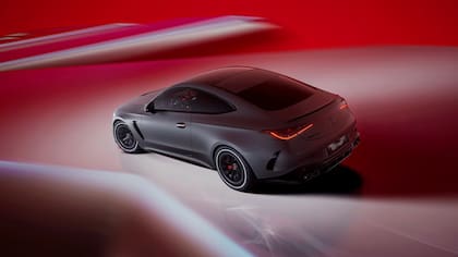 Este modelo cuenta con una silueta coupé