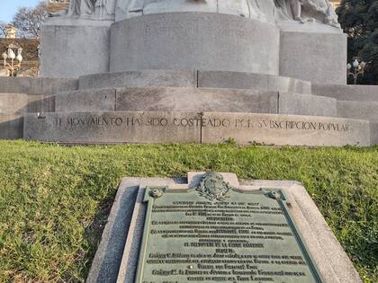 "Este monumento ha sido costeado por subscripción popular" se lee en el monumento a Mitre. En esa época solía escribirse "subscripción".