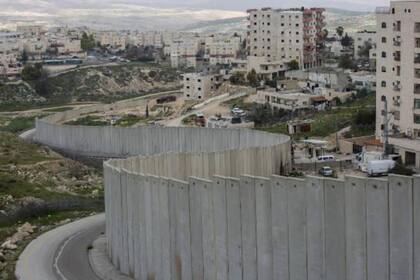 Este muro israelí separa el campo de refugiados palestinos de Shuafat