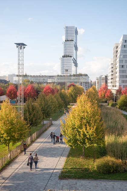 Este parque sostenible de 10 hectáreas conecta distintos barrios del distrito 17 de París y se integra a la ciudad como un espacio natural, que va cambiando de tonos según las estaciones.