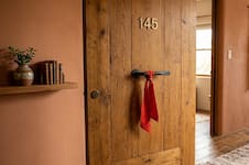 Por qué hay que poner una cinta roja en la puerta de entrada