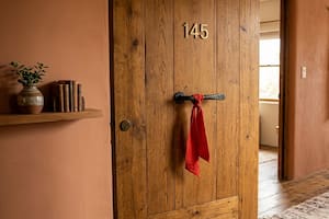 Por qué hay que poner una cinta roja en la puerta de entrada