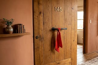 Por qué hay que poner una cinta roja en la puerta de entrada