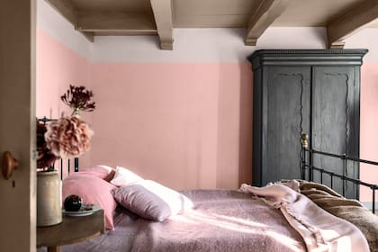 Este plácido rosado que tan bien se lleva con los muebles de campo forma parte de la Paleta de la Bienvenida que Alba lanzó como Colores del 2024.