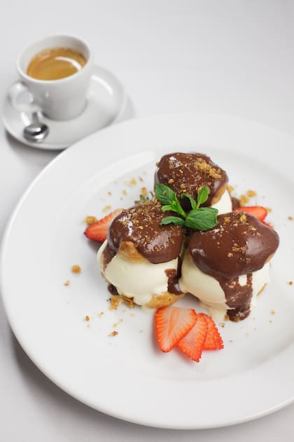 Este plato de origen francés en Sottovoce se reinterpreta con frutillas, helado casero de crema o chocolate, salsa de chocolate y praliné.
