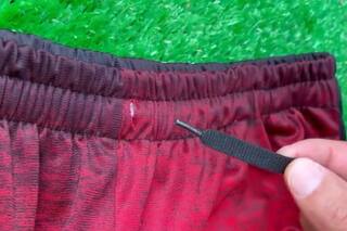 El ingenioso truco viral para volver a meter el cordón en el short o traje de baño