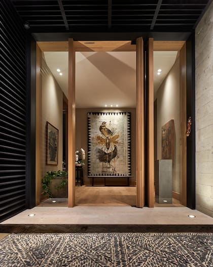 Este proyecto de Jaime Arena se alza en Lomas Altas, donde las residencias contemporáneas conviven con construcciones coloniales en un entorno privilegiado.