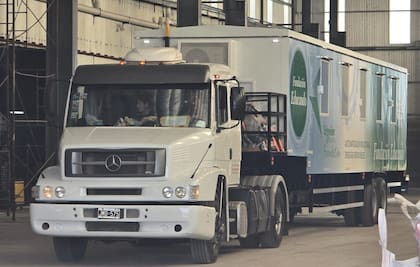 Este proyecto lleva capacitación en automatismo industrial y transición energética a comunidades rurales en Argentina a través de un aula móvil totalmente equipada