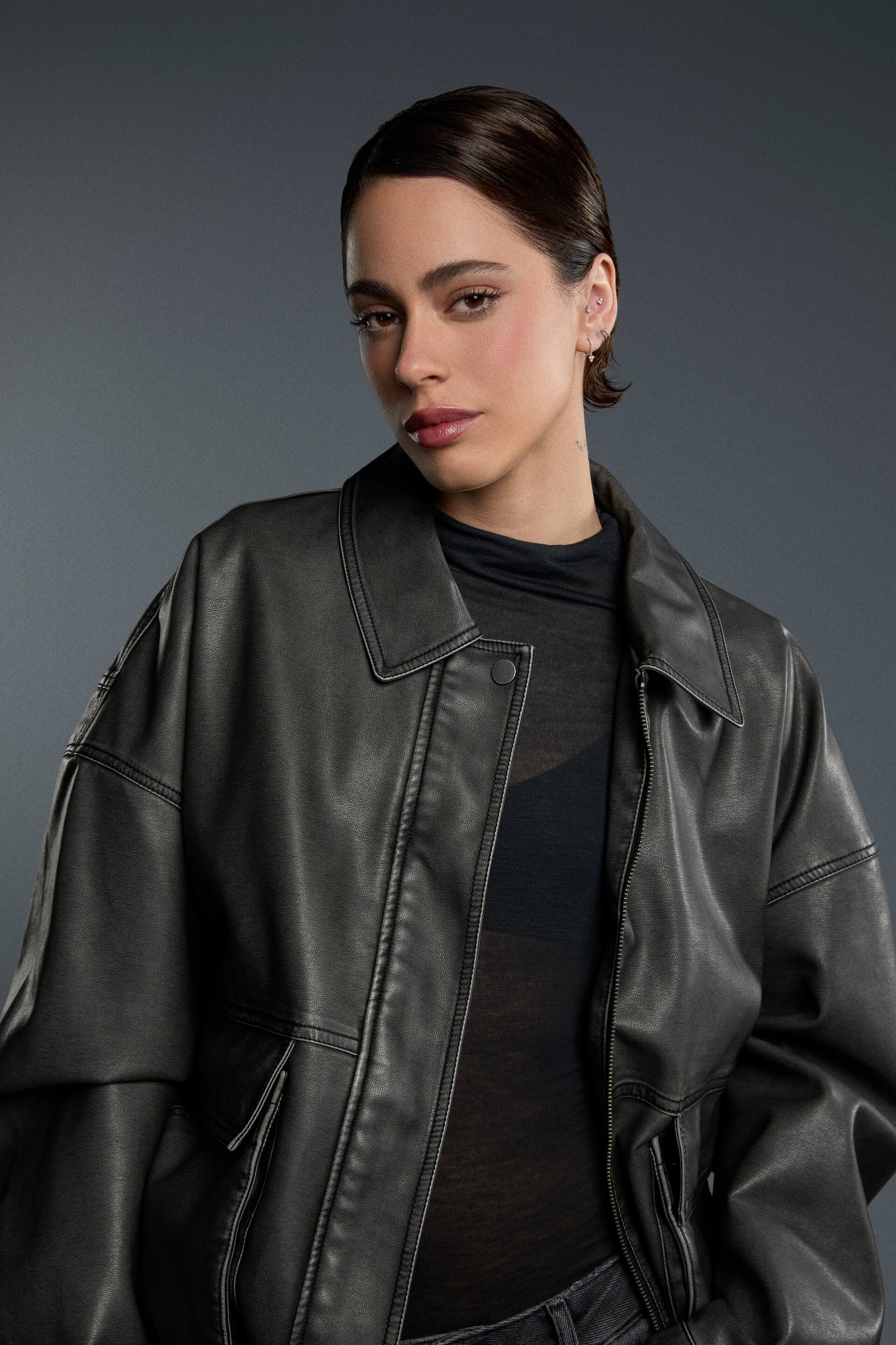 "Este proyecto me encontró en un momento emocional en donde tomé la decisión de darle aire a la música y reconstruirme", se sincera la actriz y cantante