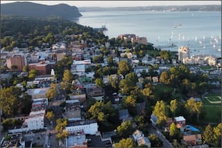 El pueblo a 40 minutos de Manhattan con vistas al río Hudson y una mansión “embrujada” llena de misterio